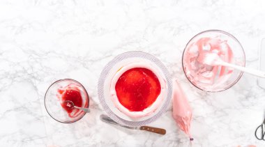 Düz yatıyordu. Deniz kızı temalı pastayı pasta tezgahında birleştirmek.