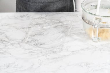 Kurabiye hamurunu selofan ambalaja sarıp soğutmak için buzdolabına aktarıyorum..