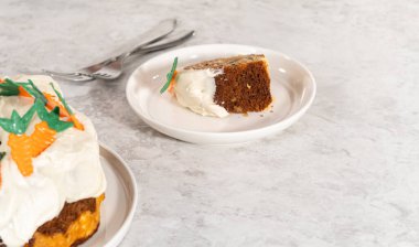 Yeni pişmiş havuçlu kek, krem peynirli pasta, süslemeli çikolatalı havuçlu kek..