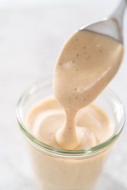 Mutfak tezgahında cam kavanozda ev yapımı İsveç köftesi sosu..