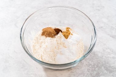 Kuru malzemeyi büyük bir bardakta çırpma kabıyla karıştırıp krem peynirli havuçlu kek pişirmek..