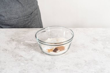 Kuru malzemeyi büyük bir bardakta çırpma kabıyla karıştırıp krem peynirli havuçlu kek pişirmek..