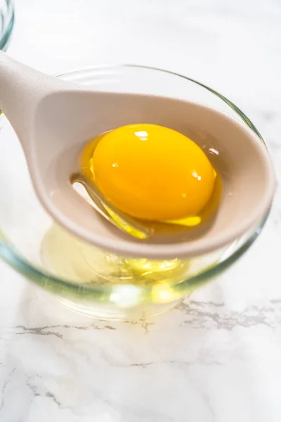 Separating Egg Whites Egg Yolks Slotted Spoon Small Bowls — Stock Photo, Image