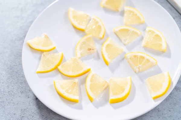 Нарезанные Органические Лимонные Клинья Белой Тарелке — стоковое фото