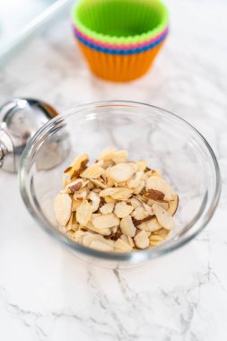 Hamur kepçesiyle top kek hamuru pişirip silikon kek dilimlerinden limon haşhaşlı çöreğe dönüştürüyor..