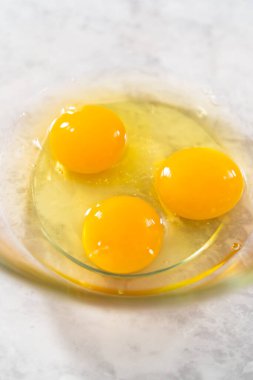 Küçük bir bardakta ıslak malzemeler karıştırmak havuçlu kek yapmak için krem peynirli pasta.