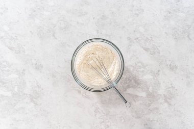 Düz yatıyordu. Kuru malzemeleri büyük bir bardakta çırpma kabıyla karıştırarak muzlu kurabiyeleri çikolatalı çiselemeyle karıştırmak..