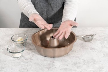 Krem peynirli havuçlu kek pişirmek için yağlı metal kek tepsisi..