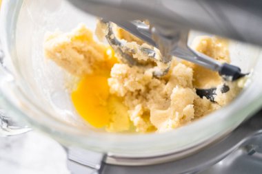 Limonlu kek için hamura malzemeleri karıştırıyorum..