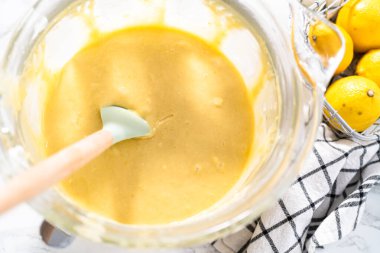 Bardakta limonlu kek hamuru.