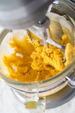 Beyaz çikolatalı limonlu kurabiye. Limonlu kurabiyeleri beyaz çikolatayla karıştırmak için mutfak malzemelerini karıştırıyorum..