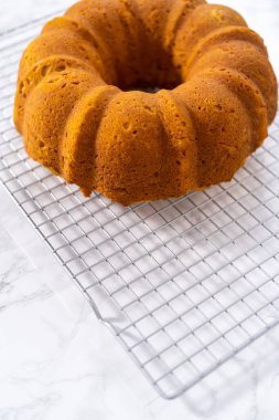 Mutfak tezgahında yeni pişmiş balkabaklı kek..