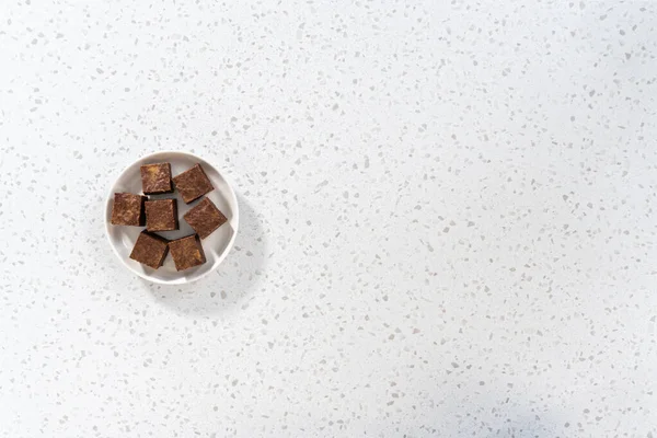 平置きだ 自家製チョコレートピーナッツバターフェッジピースホワイトセラミックプレート上 — ストック写真