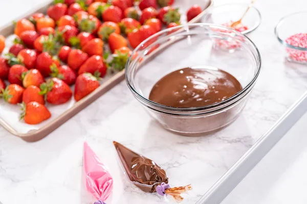 Aardbeien Gesmolten Chocolade Dompelen Aardbeien Met Chocolade Bereiden — Stockfoto