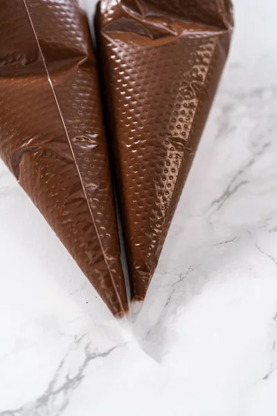 Geschmolzene Schokolade Spritzbeuteln Für Panda Förmige Shortbread Kekse Zubereitet — Stockfoto