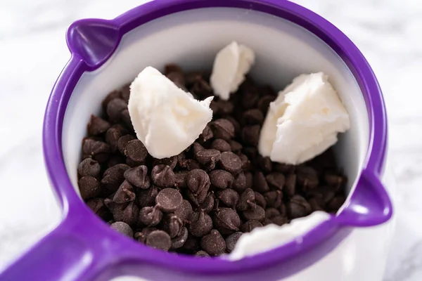 Derreter Chips Chocolate Pote Derretimento Doces Para Preparar Morangos Cobertos — Fotografia de Stock