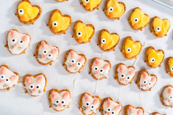 Çikolata kaplı kraker tavşanları ve beyaz ve sarı çikolatalı ördek yavruları hazırlanıyor..