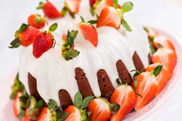 Fresh Strawberries Red Velvet Bundt Cake Cream Cheese Frosting Garnished — Stock Photo, Image