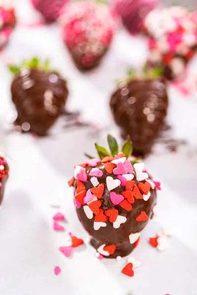 用巧克力毛毛雨和洒水装饰覆满巧克力的草莓 — 图库照片