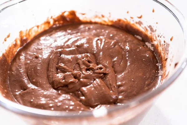 Bolo Chocolate Massa Uma Tigela Vidro Mistura Pronto Para Assar — Fotografia de Stock
