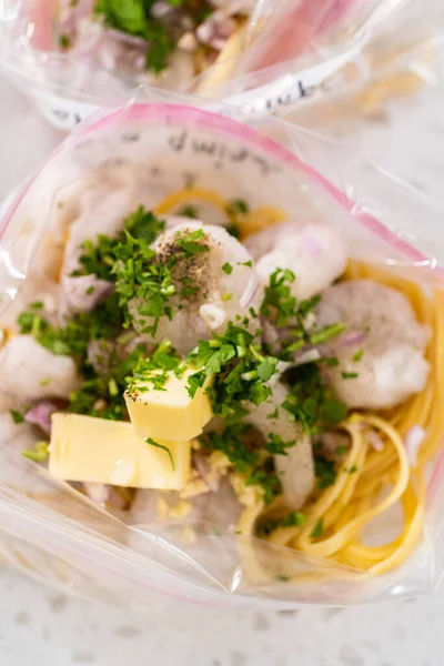 Verpackung Hausgemachte Gefrorene Shrimp Scampi Mehl Prep Wiederverschließbare Plastiktüten — Stockfoto