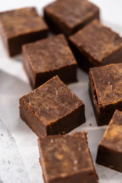 Domácí Kousky Čokoládového Arašídového Másla Kuchyňské Lince — Stock fotografie