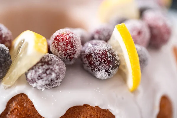 Citroen Cranberry Bundt Cake Versierd Met Suiker Cranberries Citroen Wiggen — Stockfoto