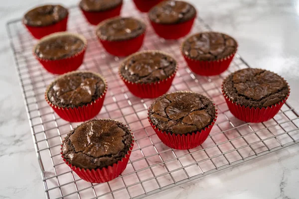 Cooling Freshly Baked Chocolate Peppermint Cupcakes Kitchen Counter — Stock Photo, Image