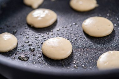 Yapışmayan tavada mini krep gevreği kızartıyorum..