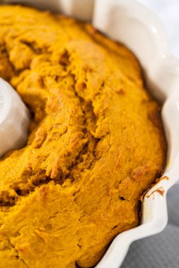 Mutfak tezgahında yeni pişmiş balkabaklı kek..