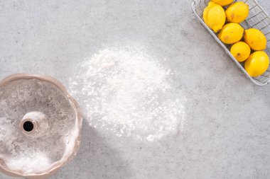 Düz yatıyordu. Limonlu kek pişirmek için yağlı kek tepsisi..