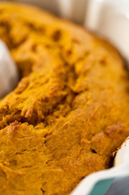 Mutfak tezgahında yeni pişmiş balkabaklı kek..