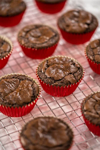 Refrigeração Cupcakes Hortelã Pimenta Chocolate Recém Assados Balcão Cozinha — Fotografia de Stock