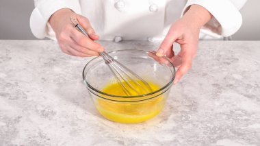 Adım adım. Fünyeli kek pişirmek için karıştırma kabındaki malzemeleri karıştırıyorum..