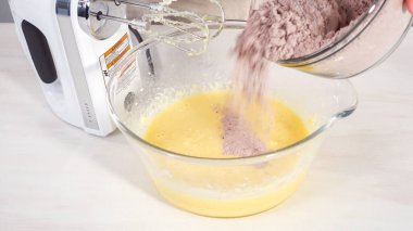 Adım adım. Çikolatalı kekle çikolatalı keki karıştırmak için bardaktaki malzemeleri karıştırıyorum..