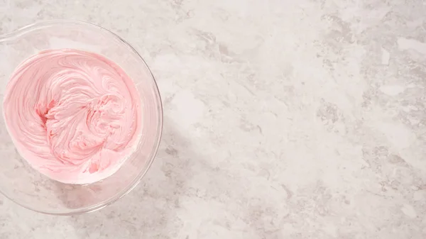 Acostado Paso Paso Mezclar Coloración Alimentos Rosados Glaseado Crema Mantequilla —  Fotos de Stock