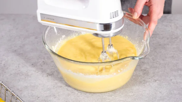 차근차근 레몬크랜 케이크를 만들기 유리그릇에 재료를 — 스톡 사진