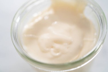 Krem peynir jöle içinde küçük cam jöle.