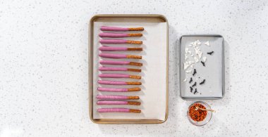 Düz yatıyordu. Çubuk krakerleri erimiş çikolataya batırıp Cadılar Bayramı 'nda çikolata kaplı çubuk kraker yapmak..