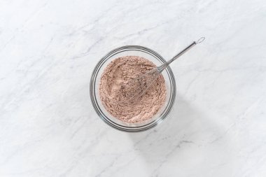 Düz yatıyordu. Kırmızı kadife kek ve krem peynir jöleli kek yapmak için büyük bir bardakta karıştırma malzemesi..