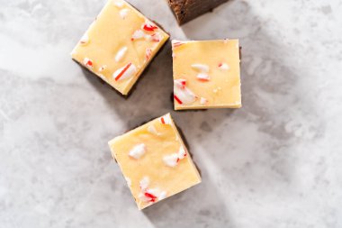 Mutfak tezgahında ev yapımı şekerleme parçacıkları..