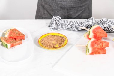 Meksika karpuzu patlatmak için biber limonlu tuzuna karpuz batırıyorum..