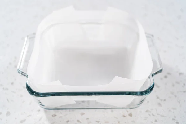 Despejando Mistura Fudge Assadeira Vidro Quadrado Forrado Com Papel Manteiga — Fotografia de Stock