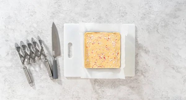 Flat Lay Removing Candy Cane Fudge Square Cheesecake Pan Lined — Stock fotografie