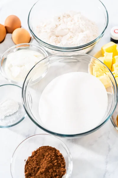 Measured Ingredients Glass Mixing Bowls Bake Red Velvet Bundt Cake — Stock Photo, Image