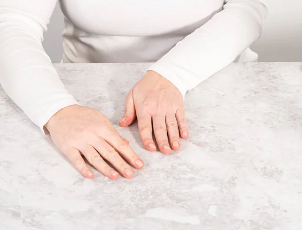 Mulher Terminando Sua Manicure Casa Com Ferramentas Simples Manicure — Fotografia de Stock