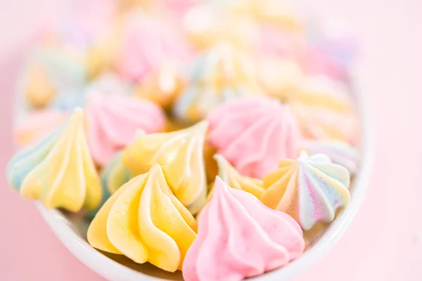 Многоцветное Печенье Безе Единорога Белой Тарелке — стоковое фото
