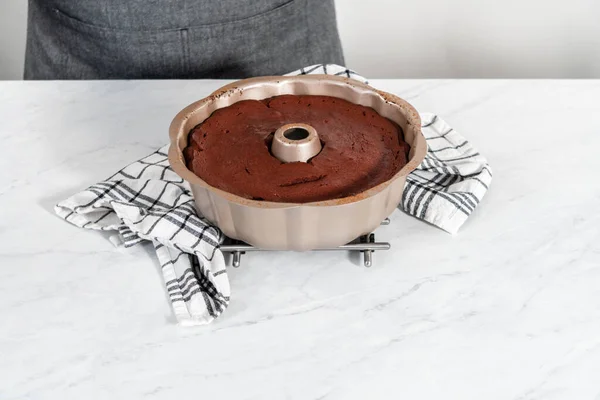 Kühlen Frisch Gebackenen Roten Samt Bündel Kuchen Auf Einem Küchentisch — Stockfoto