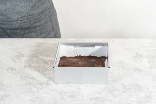 Γεμίζοντας Τετράγωνο Cheesecake Τηγάνι Επενδεδυμένο Λαδόκολλα Μίγμα Fudge Προετοιμάσει Ζαχαροκάλαμο — Φωτογραφία Αρχείου
