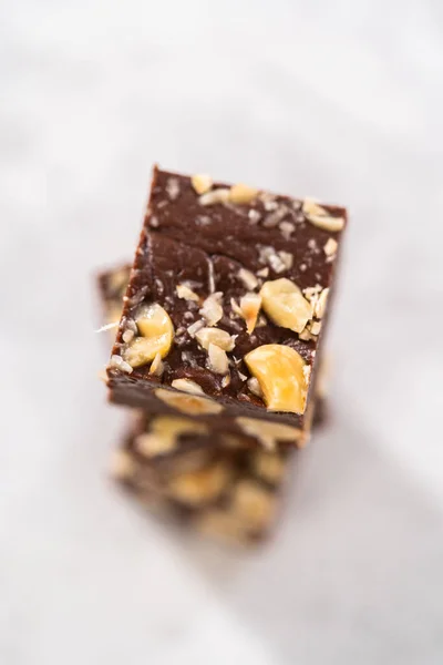 Zelfgemaakte Chocolade Hazelnoot Fudge Vierkante Stukjes Gestapeld Het Aanrecht — Stockfoto